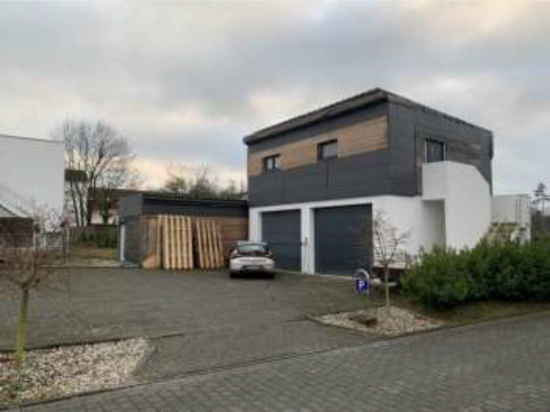 Mit einer Halle mit Betriebsleiterwohnung und Büroanbau bebautes Grundstück in Zum Strothebach 3, 33175 Bad Lippspringe - Bild 2