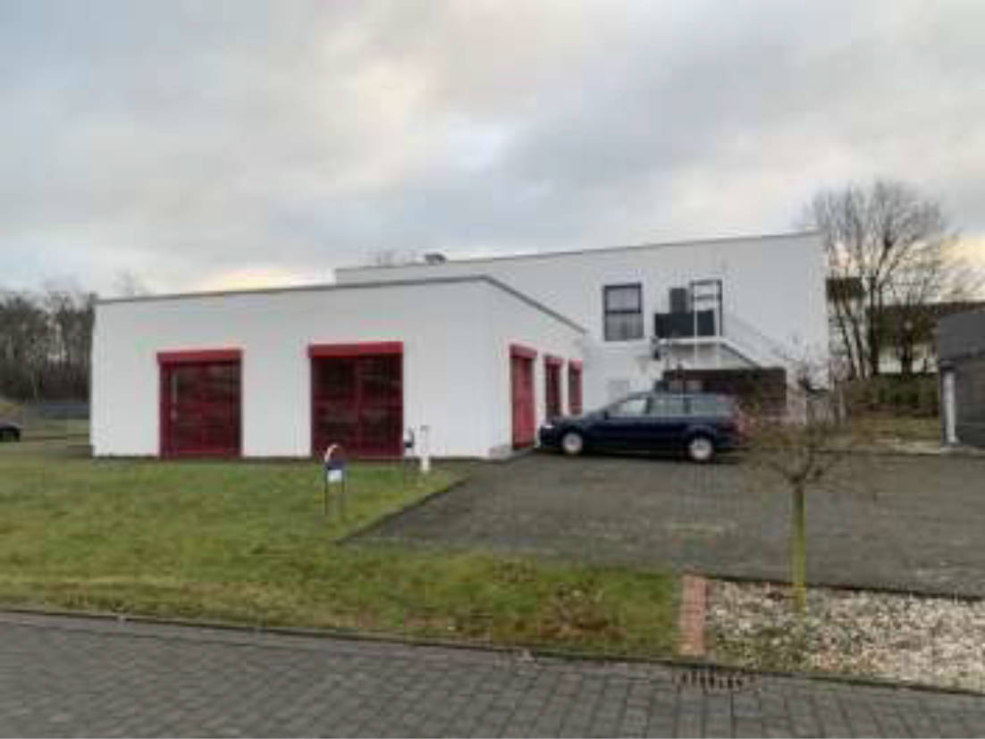Mit einer Halle mit Betriebsleiterwohnung und Büroanbau bebautes Grundstück in Zum Strothebach 3, 33175 Bad Lippspringe - Bild 3