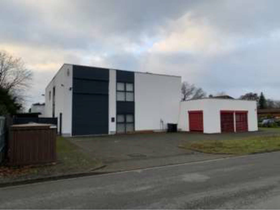 Mit einer Halle mit Betriebsleiterwohnung und Büroanbau bebautes Grundstück in Zum Strothebach 3, 33175 Bad Lippspringe