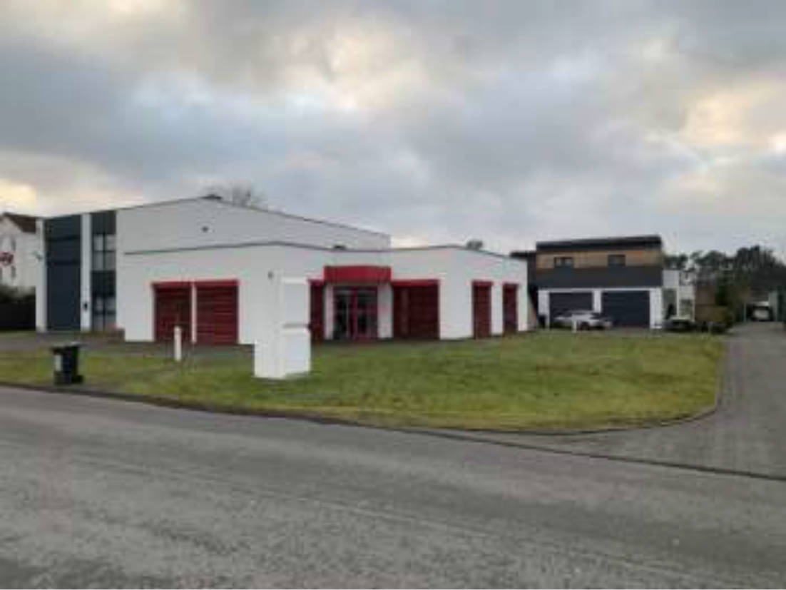 Mit einer Halle mit Betriebsleiterwohnung und Büroanbau bebautes Grundstück in Zum Strothebach 3, 33175 Bad Lippspringe - Bild 4