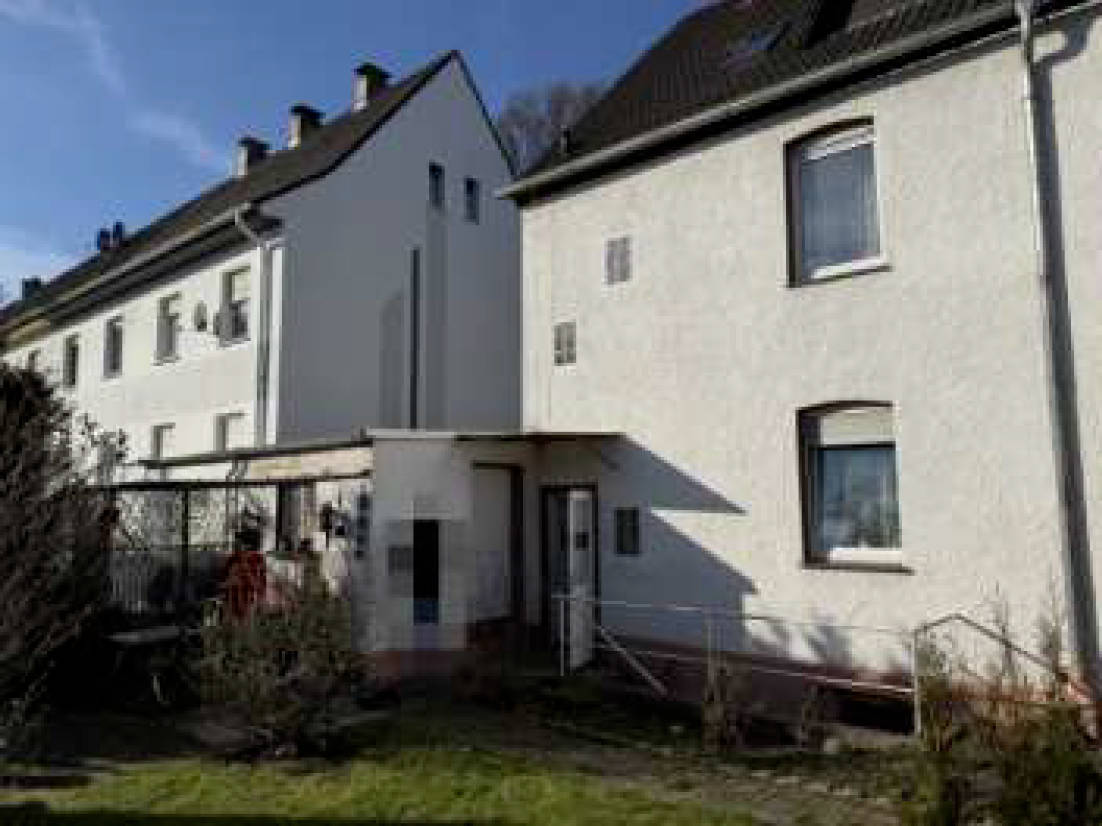 Mit einem Dreifamilienwohnhaus (in der Bauart einer Doppelhaushälfte) mit Garage bebautes Grundstück in Grüner Weg 5, 33098 Paderborn