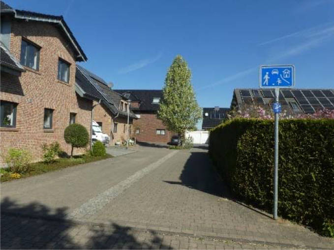 Garage, Eigentumswohnung (3 bis 4 Zimmer), sowie einem ohne Genehmigung (weitgehend) ausgebauten Dachgeschoss in Hauptstraße 40, 41363 Jüchen, Holz - Bild 4