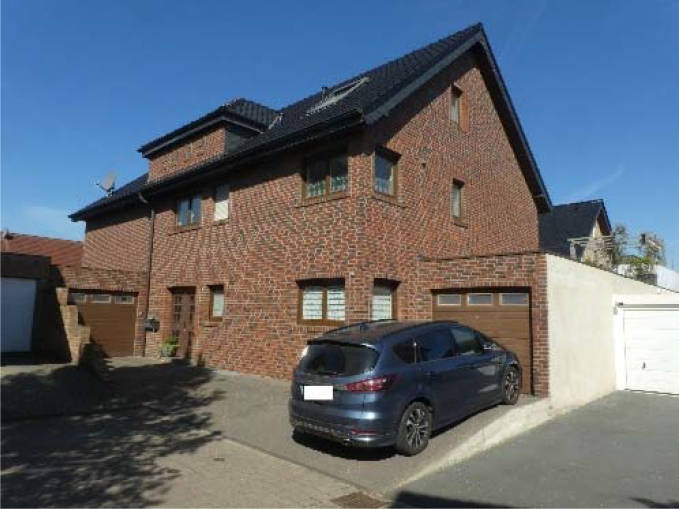 Garage, Eigentumswohnung (3 bis 4 Zimmer), sowie einem ohne Genehmigung (weitgehend) ausgebauten Dachgeschoss in Hauptstraße 40, 41363 Jüchen, Holz