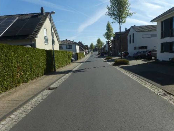 Garage, Eigentumswohnung (3 bis 4 Zimmer), sowie einem ohne Genehmigung (weitgehend) ausgebauten Dachgeschoss in Hauptstraße 40, 41363 Jüchen, Holz - Bild 3