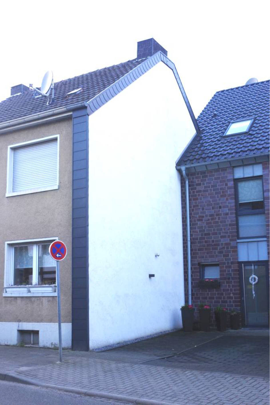 Einfamilienhaus, Einfamilienhausgrundstück, sanierungsbedürftig, d. W. für baulich illegale/überalterte Nebengebäude Abbruch unterstellt in Gierather Straße 12, 41363 Jüchen, Bedburdyck