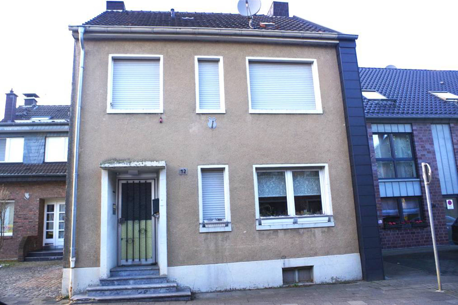 Einfamilienhaus, Einfamilienhausgrundstück, sanierungsbedürftig, d. W. für baulich illegale/überalterte Nebengebäude Abbruch unterstellt in Gierather Straße 12, 41363 Jüchen, Bedburdyck - Bild 2