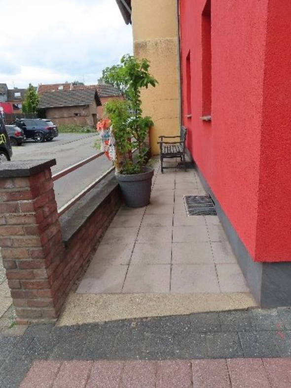 Einfamilienhaus, Doppelgarage sowie Nebengebäude in Gouleystraße 26, 52146 Würselen - Bild 2