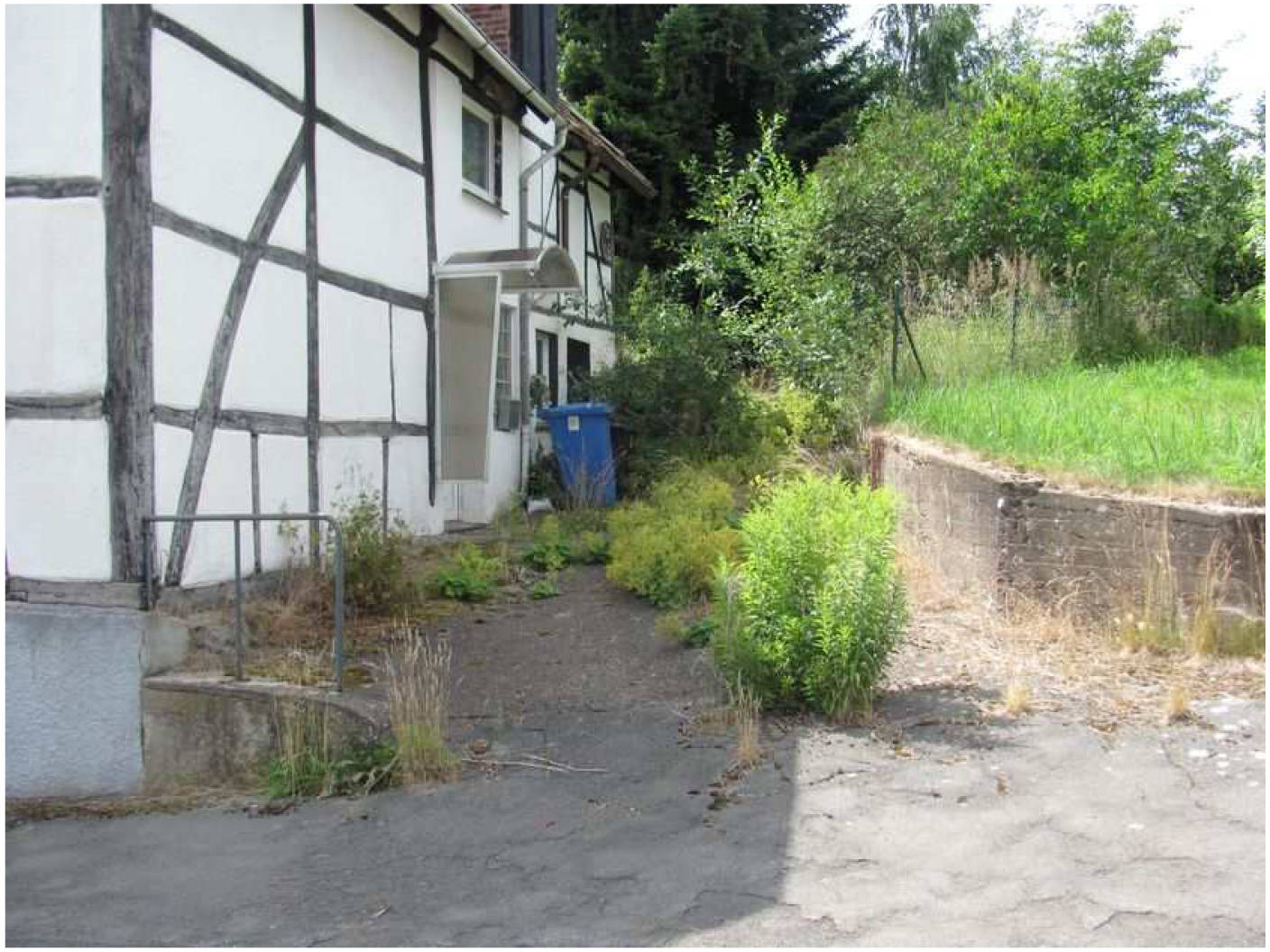 wahrscheinlich Zweifamilienwohnhaus und rückwärtige Nebengebäude in Am Backhaus 3, 33767 Höxter, Brenkhausen - Bild 2