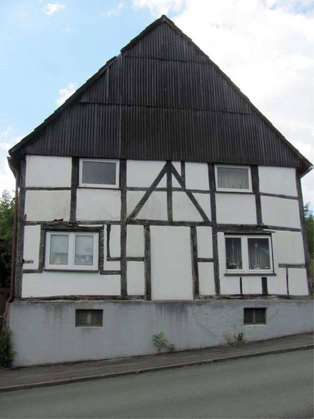 wahrscheinlich Zweifamilienwohnhaus und rückwärtige Nebengebäude in Am Backhaus 3, 33767 Höxter, Brenkhausen - Bild 4