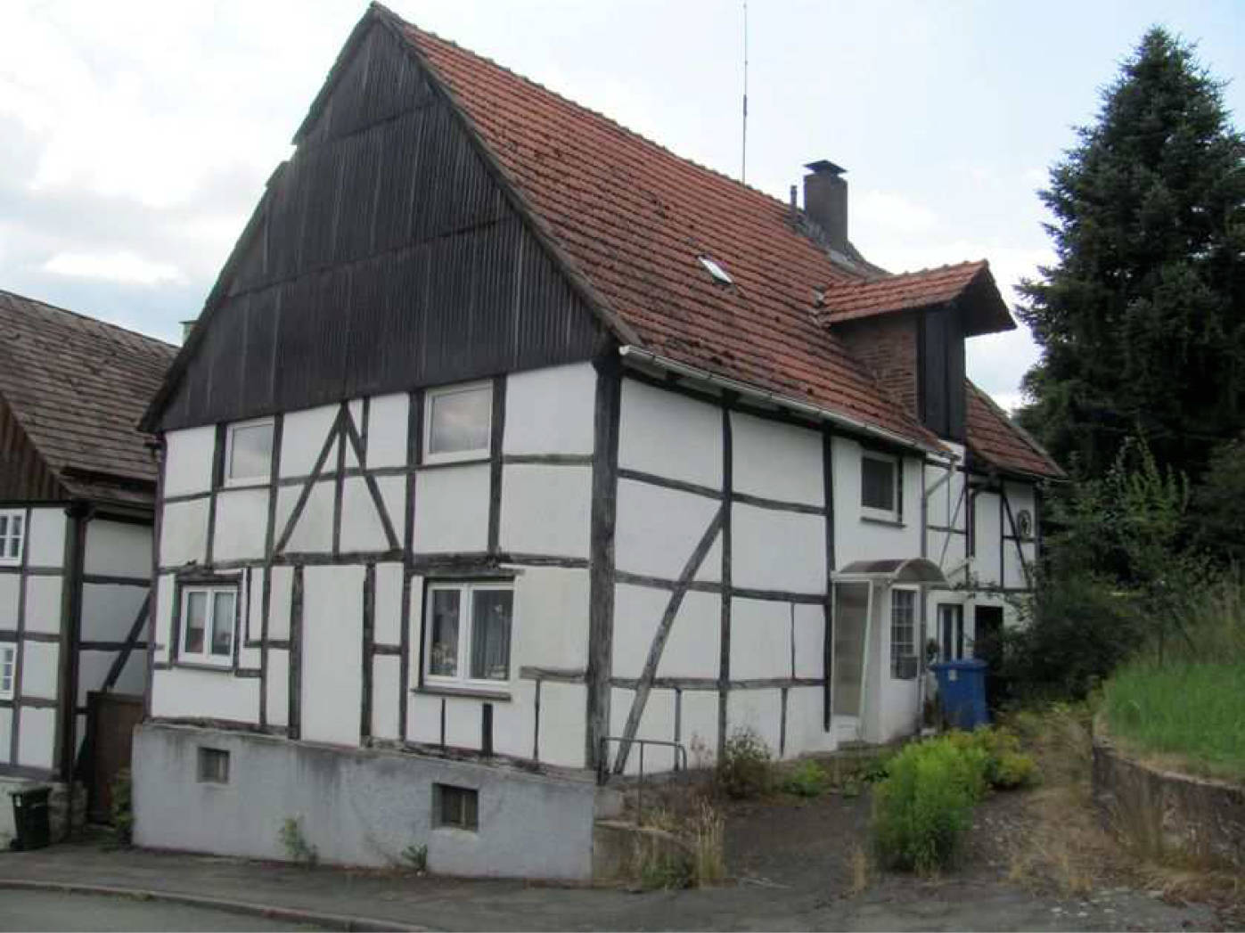 wahrscheinlich Zweifamilienwohnhaus und rückwärtige Nebengebäude in Am Backhaus 3, 33767 Höxter, Brenkhausen