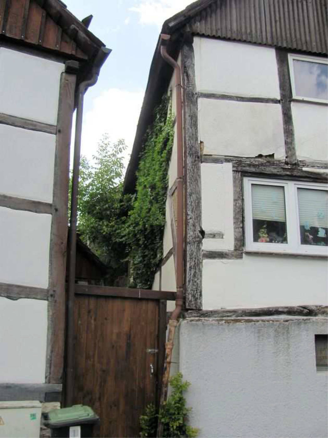 wahrscheinlich Zweifamilienwohnhaus und rückwärtige Nebengebäude in Am Backhaus 3, 33767 Höxter, Brenkhausen - Bild 5