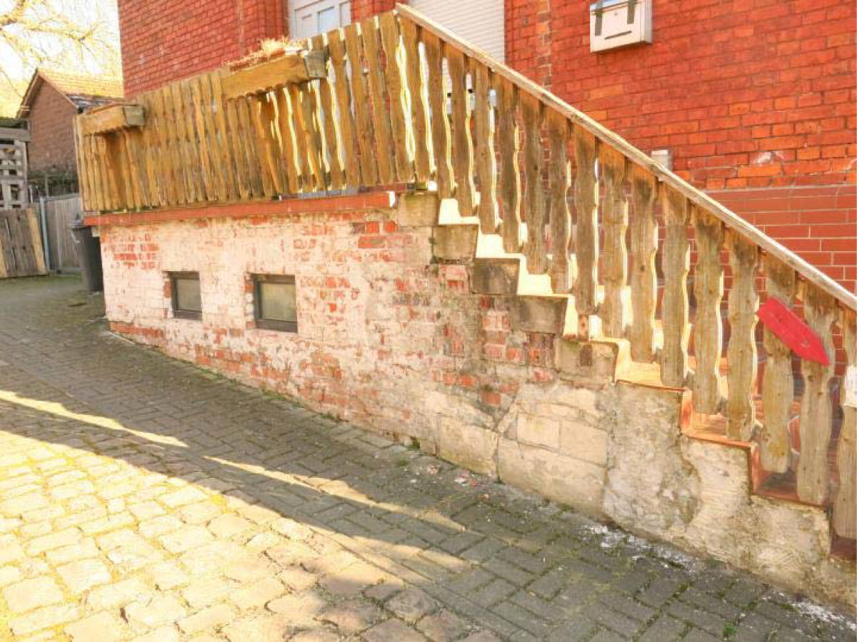 Doppelhaushälfte mit Nebengebäude und Carport in Höxtersche Straße 23, 37671 Höxter, Ottbergen - Bild 2