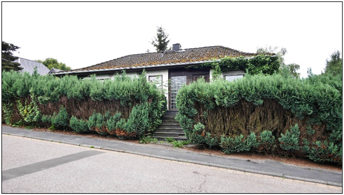 Garage, Einfamilienhaus, keine Innenbesichtigung, Fertighaus der ersten Generation, keine Modernisierung bekannt in Keltenstraße 31, 00000 - Bild 3