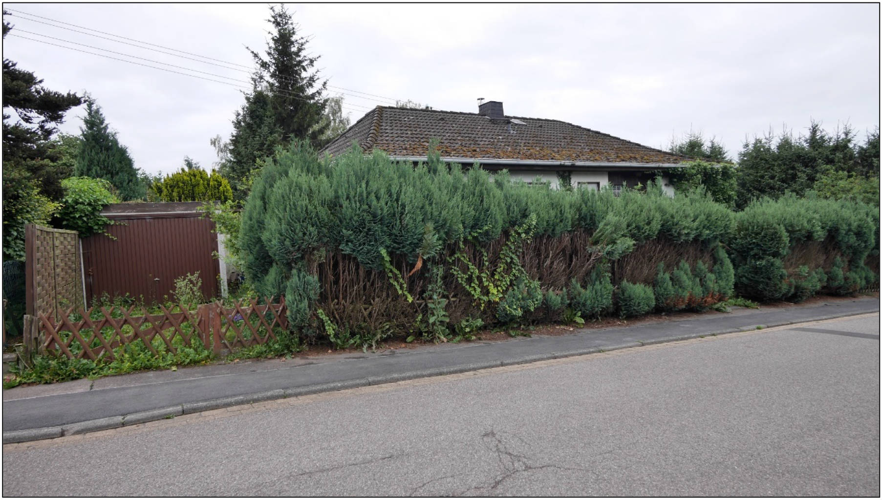 Garage, Einfamilienhaus, keine Innenbesichtigung, Fertighaus der ersten Generation, keine Modernisierung bekannt in Keltenstraße 31, 00000