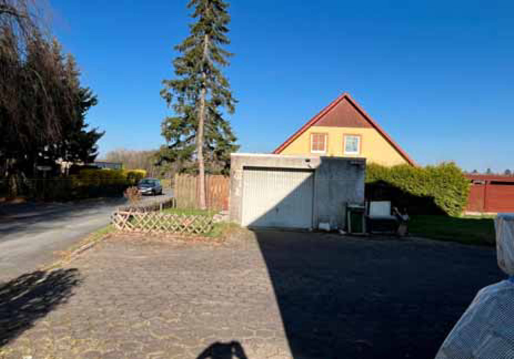 Zweifamilienhaus, Garage, Wohnungen nicht abgeschlossen in Regenbogenweg 1, 32760 Detmold, Leistrup-Meiersfeld