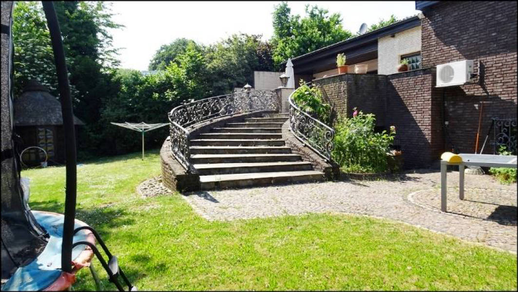 Einfamilienhaus mit Einliegerwohnung, Doppelgarage in Zehlendorfer Straße 3, 00000 Herten