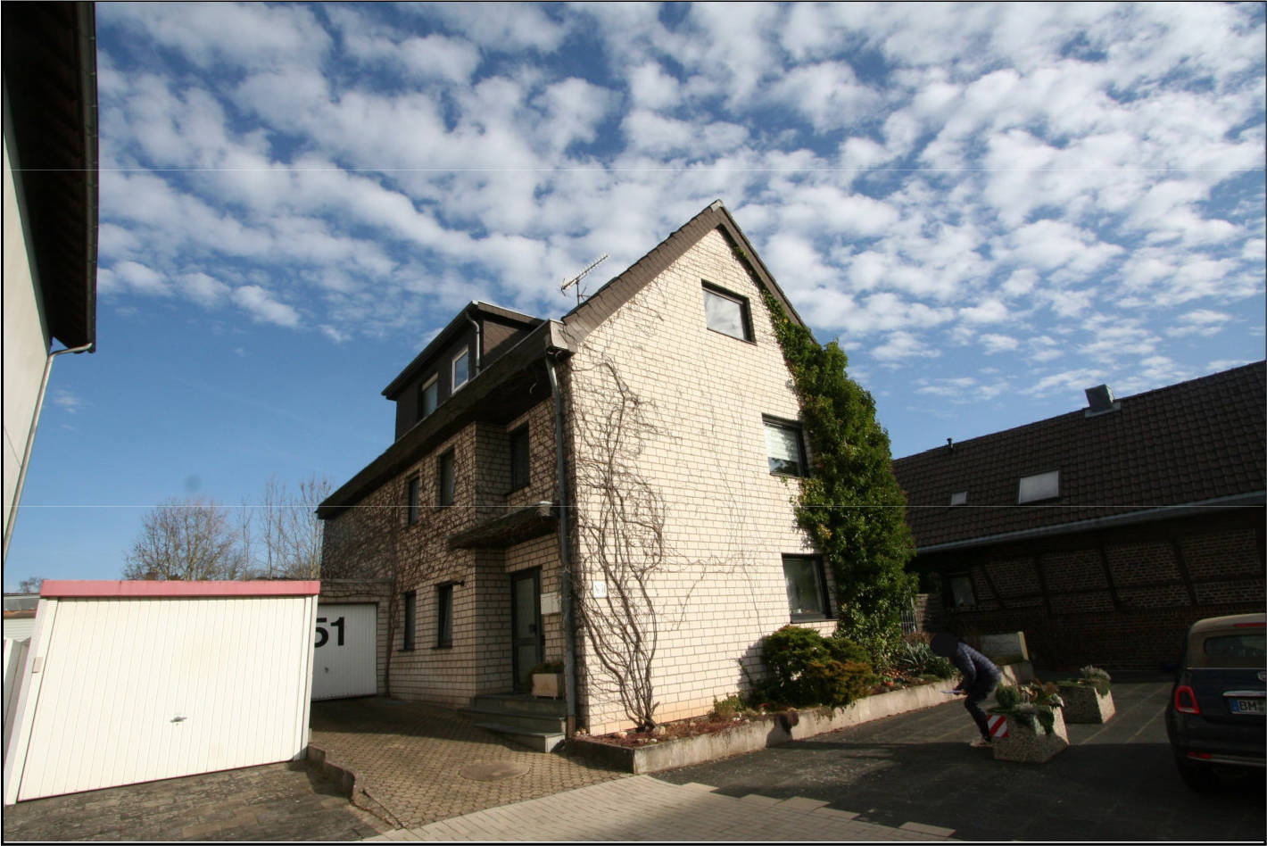 Dreifamilienhaus mit einer PKW-Garage in Heerstraße 51, 50169 Kerpen, Türnich
