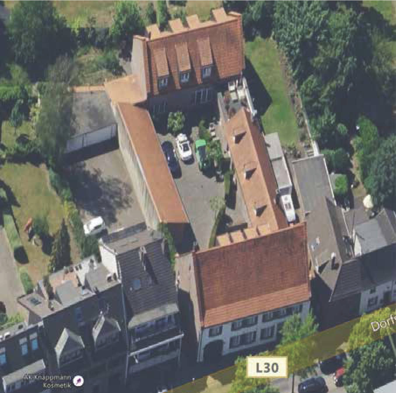 Denkmalschutz stehende ehemalige Hofanlage, bestehend aus 3 Wohnungen, Nebengebäude und Carport in Dorfstraße 51, 40667 Meerbusch, Büderich