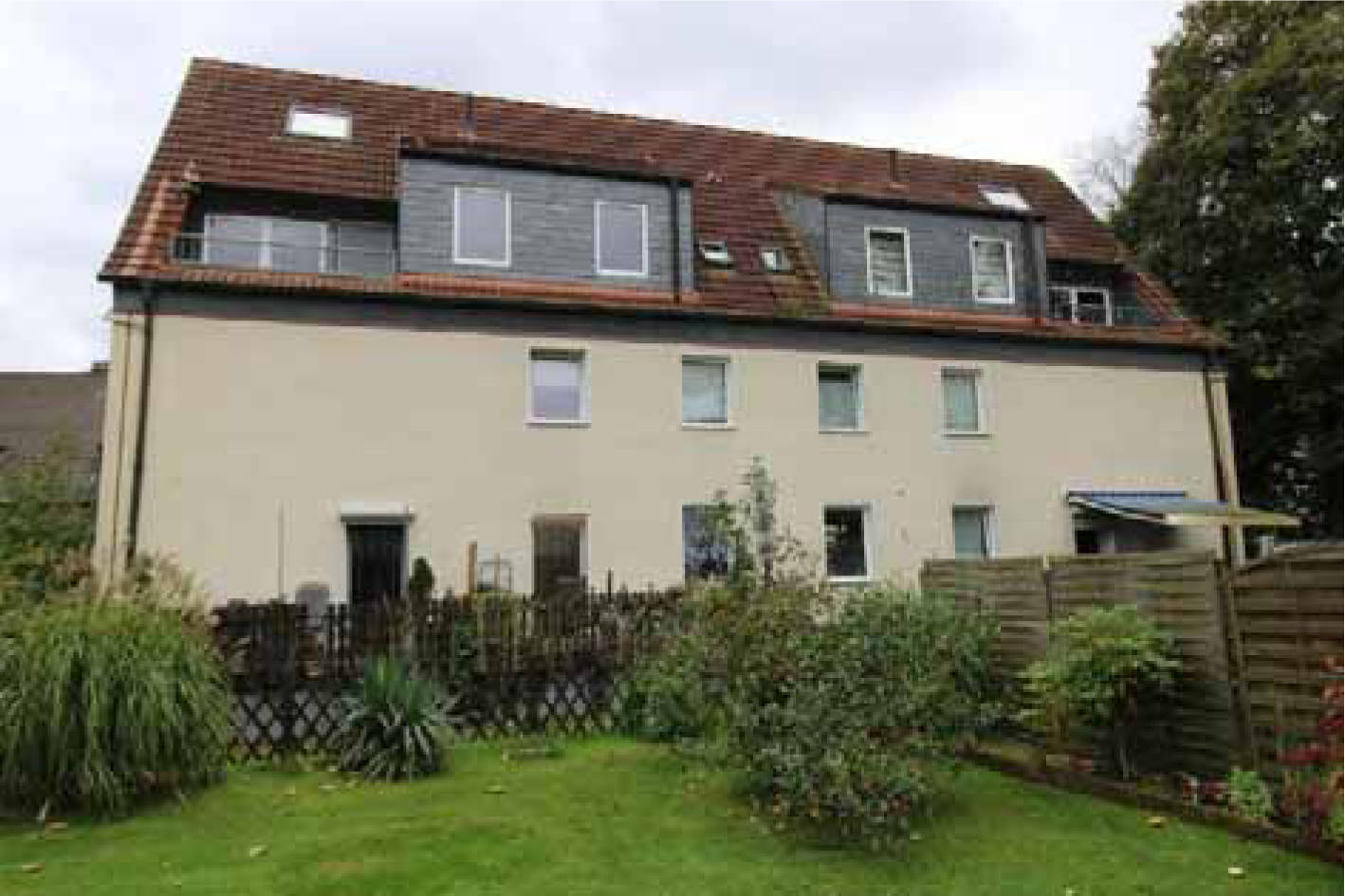 Mehrfamilienhaus, vollständig unterkellertes zweigeschossiges Mehrfamilienhaus mit zu Wohnzwecken ausgebautem Dachgeschoss und Spitzboden, mit insgesamt acht Wohnungen, vollständig vermietet in Im Spanenkamp 7, 45770 Marl, Hüls-Nord - Bild 2