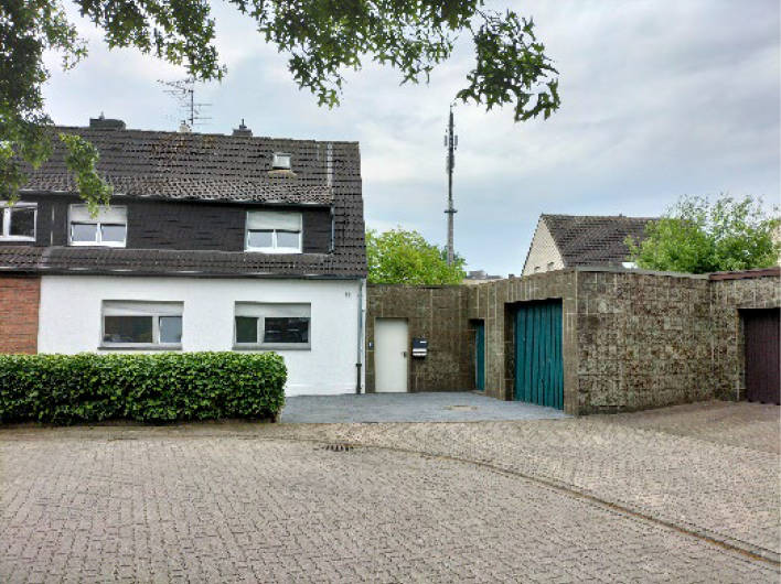Grundstück bebaut mit Wohnhaus (Doppelhaushälfte rechts) in Neustraße 11, 40667 Meerbusch, Büderich