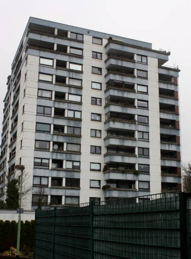 Kfz-Stellplatz (Tiefgarage), Eigentumswohnung (3 bis 4 Zimmer) in , 00000