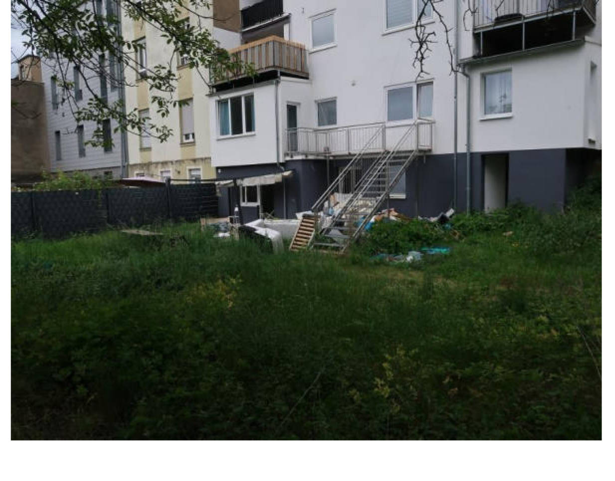 Mehrfamilienhaus, Reihenhaus, Es handelt sich um zwei mehrseitig angebaute unterkellerte Mehrfamilienhäuser. Die Häuser bilden eine wirtschaftliche Einheit. Es liegen in verschiedener Hinsicht Besonderheiten vor. in Aachener Straße 62-64, 52349 Düren, Düren - Bild 4