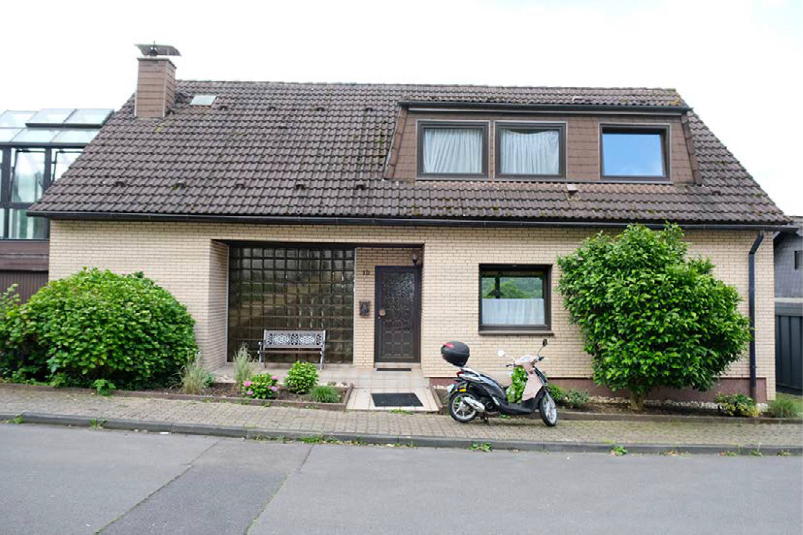 Zweifamilienhaus, Doppelgarage, zwei Kfz-Stellplätze in Am Steinberg 10, 51519 Odenthal, Osenau - Bild 2