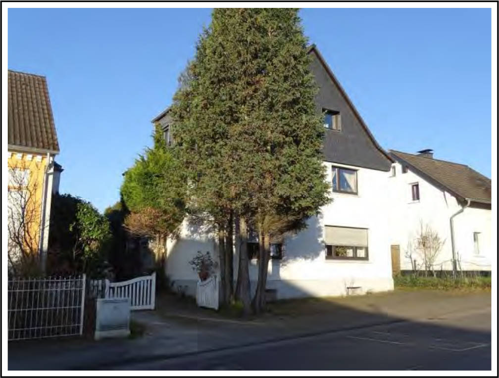 Garage, Kfz-Stellplatz, Zweifamilienhaus in Rothenberg 70, 42799 Leichlingen - Bild 2