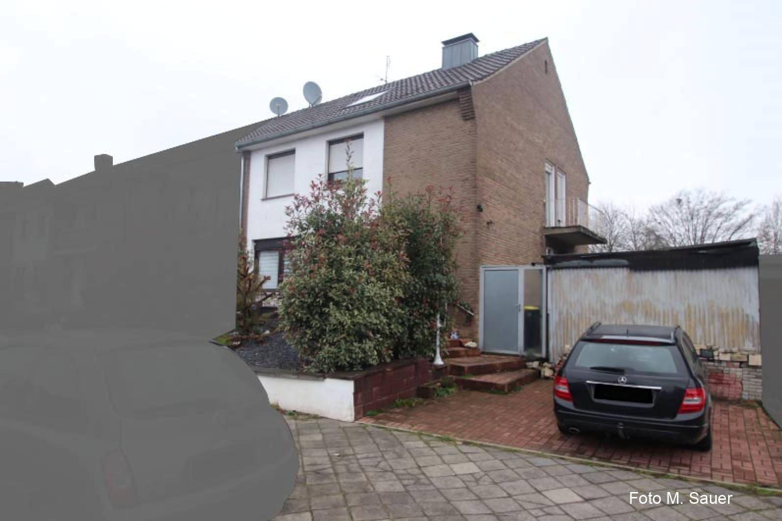Einfamilienhaus, Reihenendhaus mit ungenehmigten, nicht mehr erhaltungswürdigen Schuppen in Neusser Str. 425, 41063 Mönchengladbach, Lürrip