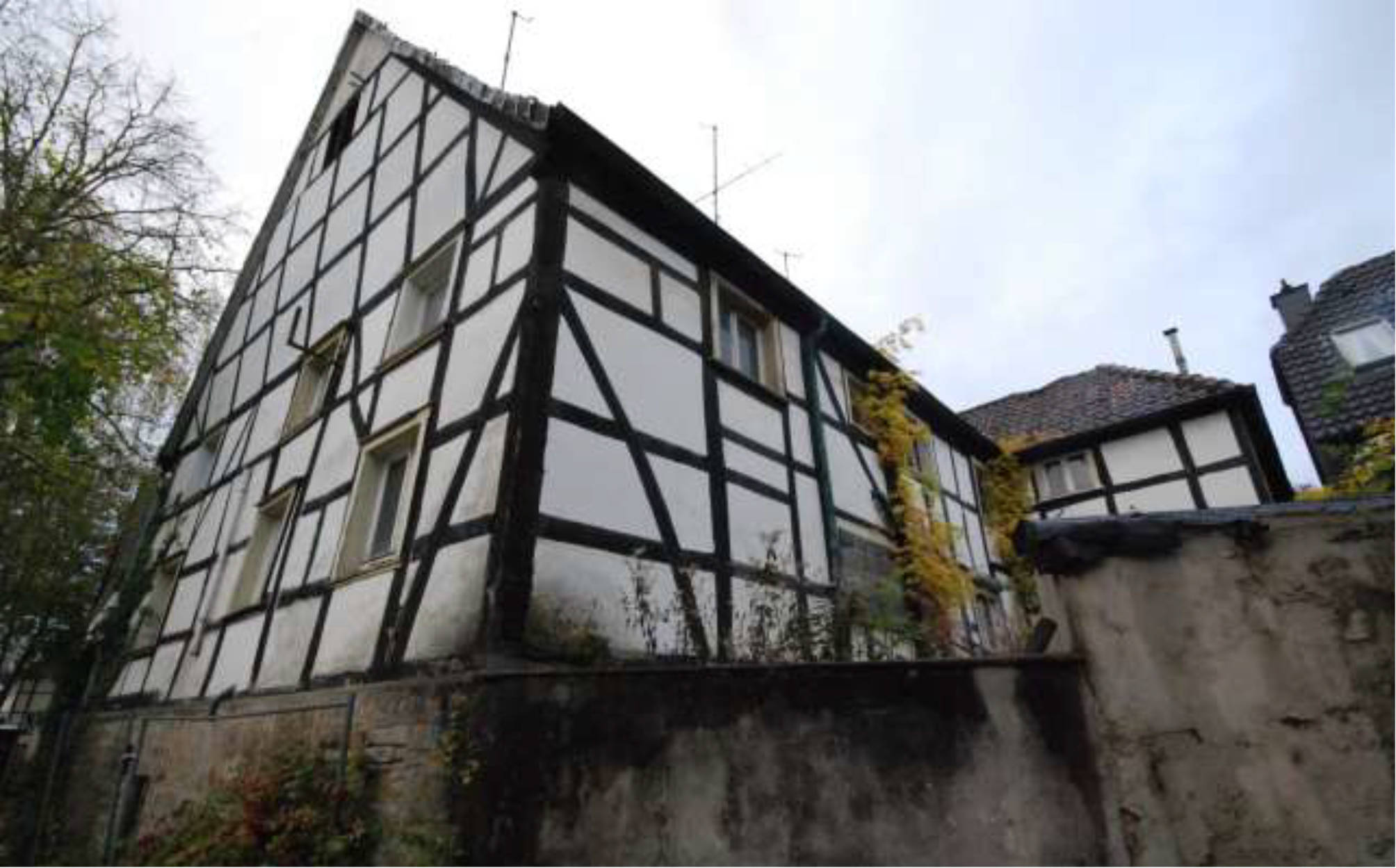 Mehrfamilienhaus, Denkmalschutz, Das Objekt wäre ohne Denkmalschutz abrisswürdig. in Reichshofstraße 95, 58239 Schwerte, Westhofen