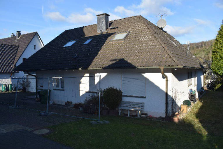 Einfamilienhaus mit Einliegerwohnung; 2 Garagen in Hindenburgstraße 4a, 51674 Wiehl, Bielstein