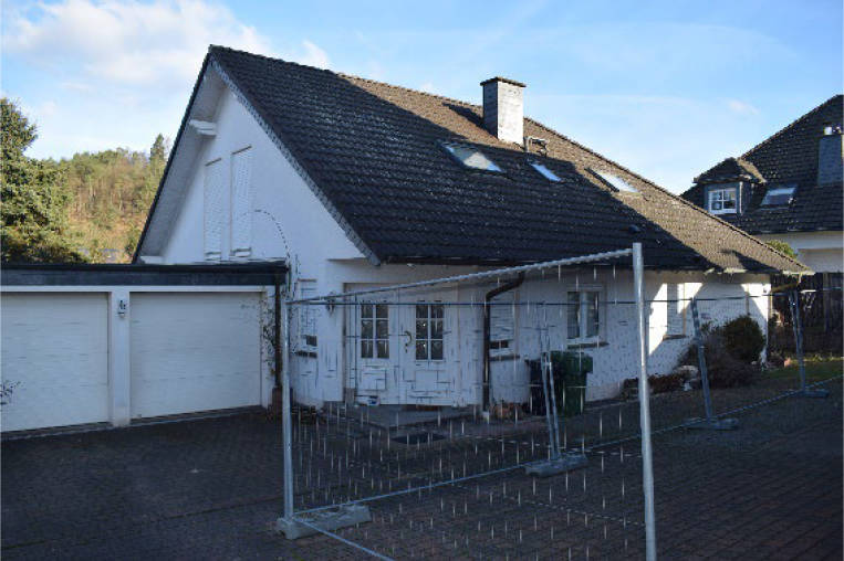 Einfamilienhaus mit Einliegerwohnung; 2 Garagen in Hindenburgstraße 4a, 51674 Wiehl, Bielstein - Bild 2