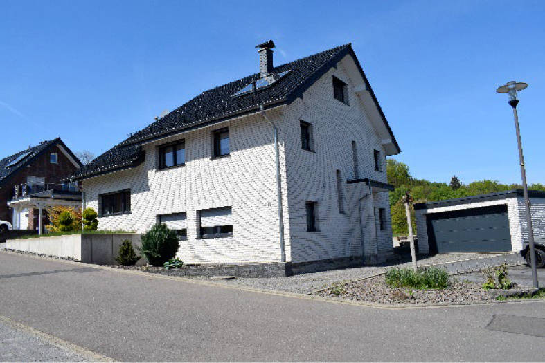 Einfamilienhaus mit Einliegerwohnung nebst Doppelgarage, Carport und Gartenblockhaus in Christian-Heyn-Straße 21, 21a, 51643 Gummersbach