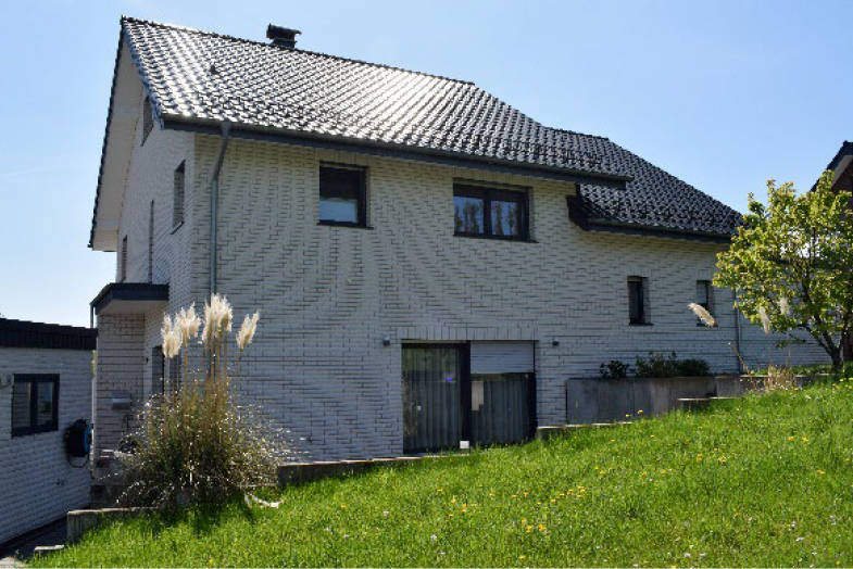 Einfamilienhaus mit Einliegerwohnung nebst Doppelgarage, Carport und Gartenblockhaus in Christian-Heyn-Straße 21, 21a, 51643 Gummersbach - Bild 2