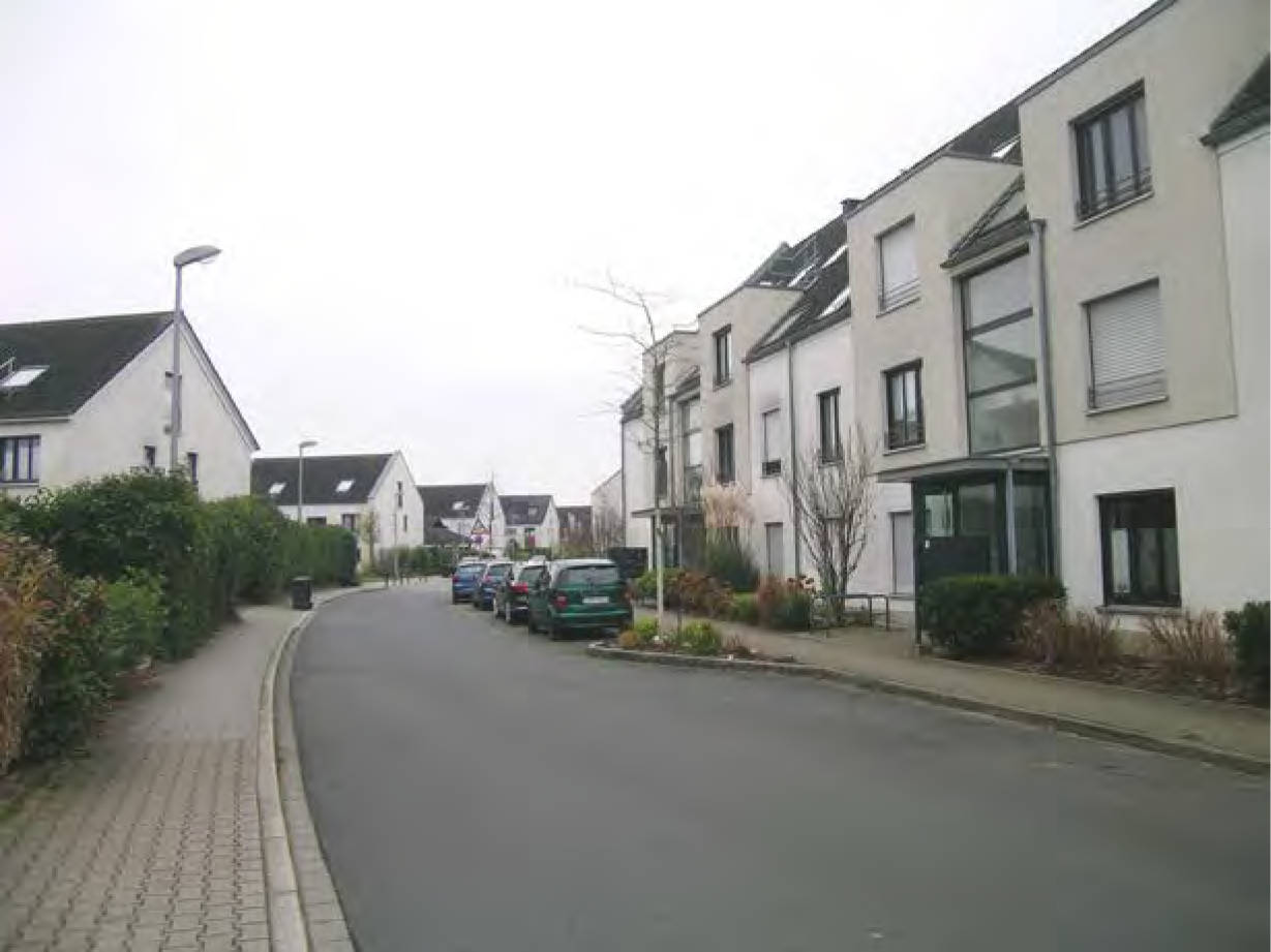 Eigentumswohnung (Maisonette) + 2 Kfz-Stellplätze (Tiefgarage) in Am Scheitenweg 3, 40589 Düsseldorf, Himmelgeist - Bild 2
