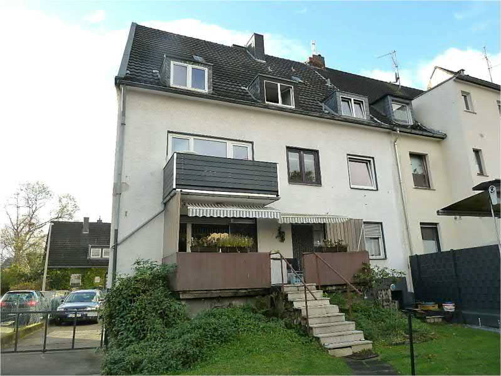 Grundstück mit einem einseitig angebauten, vollunterkellerten II-geschossigen Mehrfamilienhaus mit ausgebautem Dachgeschoss und einer Doppelgarage im Hof . Im Objekt sind 4 Wohneinheiten vorhanden. in Fußfallstraße 74, 51109 Köln, Merheim - Bild 4