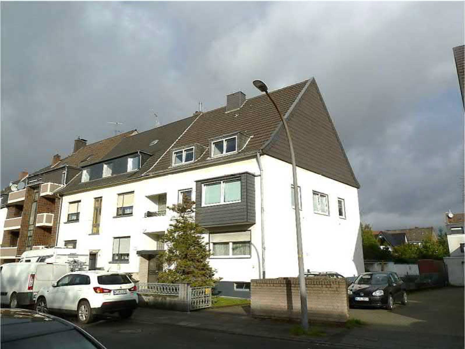 Grundstück mit einem einseitig angebauten, vollunterkellerten II-geschossigen Mehrfamilienhaus mit ausgebautem Dachgeschoss und einer Doppelgarage im Hof . Im Objekt sind 4 Wohneinheiten vorhanden. in Fußfallstraße 74, 51109 Köln, Merheim