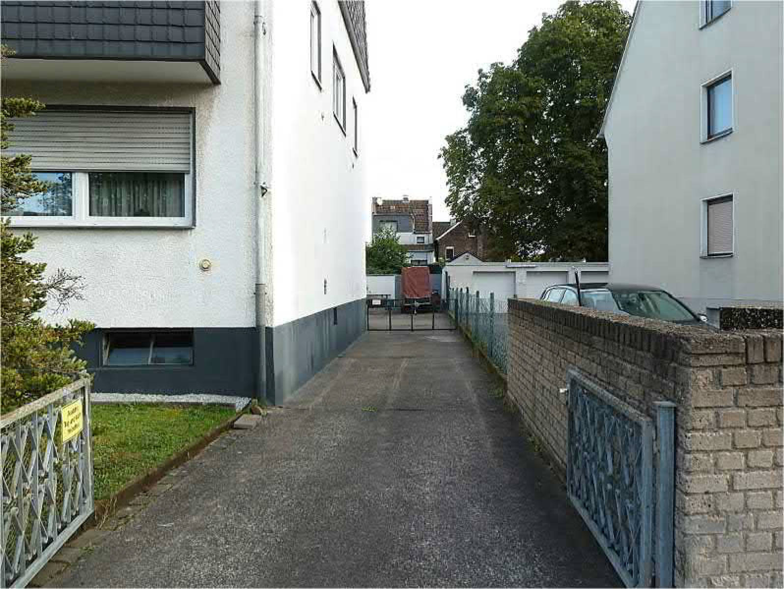 Grundstück mit einem einseitig angebauten, vollunterkellerten II-geschossigen Mehrfamilienhaus mit ausgebautem Dachgeschoss und einer Doppelgarage im Hof . Im Objekt sind 4 Wohneinheiten vorhanden. in Fußfallstraße 74, 51109 Köln, Merheim - Bild 2