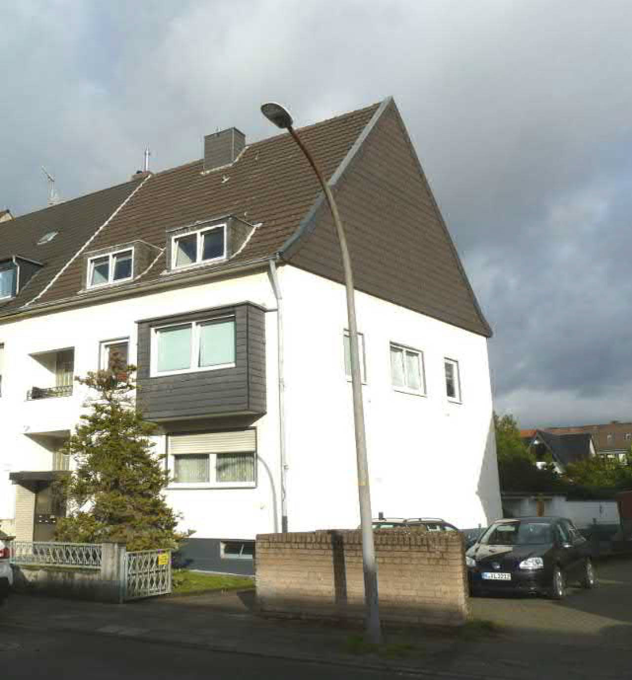 Grundstück mit einem einseitig angebauten, vollunterkellerten II-geschossigen Mehrfamilienhaus mit ausgebautem Dachgeschoss und einer Doppelgarage im Hof . Im Objekt sind 4 Wohneinheiten vorhanden. in Fußfallstraße 74, 51109 Köln, Merheim - Bild 3