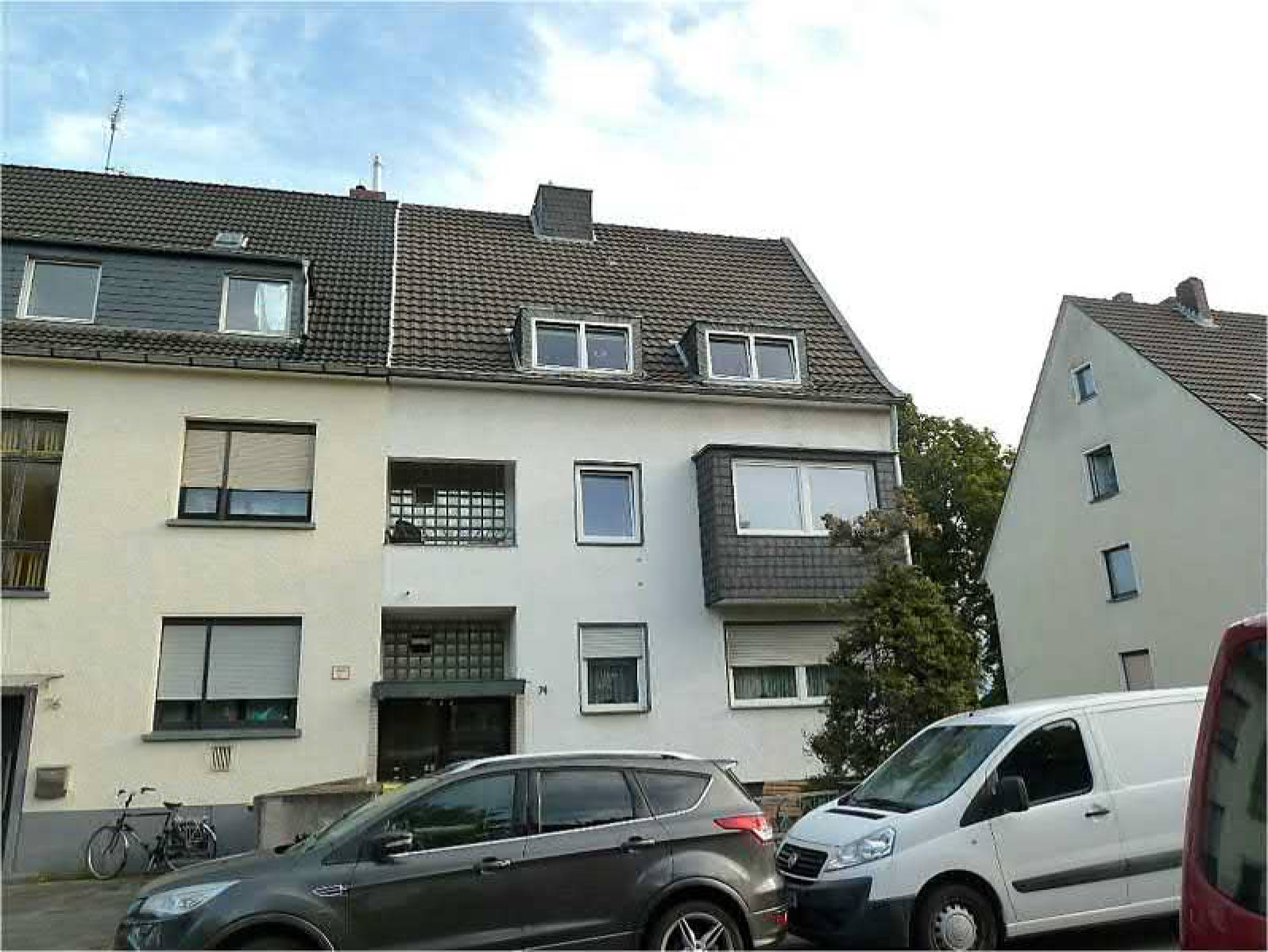 Grundstück mit einem einseitig angebauten, vollunterkellerten II-geschossigen Mehrfamilienhaus mit ausgebautem Dachgeschoss und einer Doppelgarage im Hof . Im Objekt sind 4 Wohneinheiten vorhanden. in Fußfallstraße 74, 51109 Köln, Merheim - Bild 5