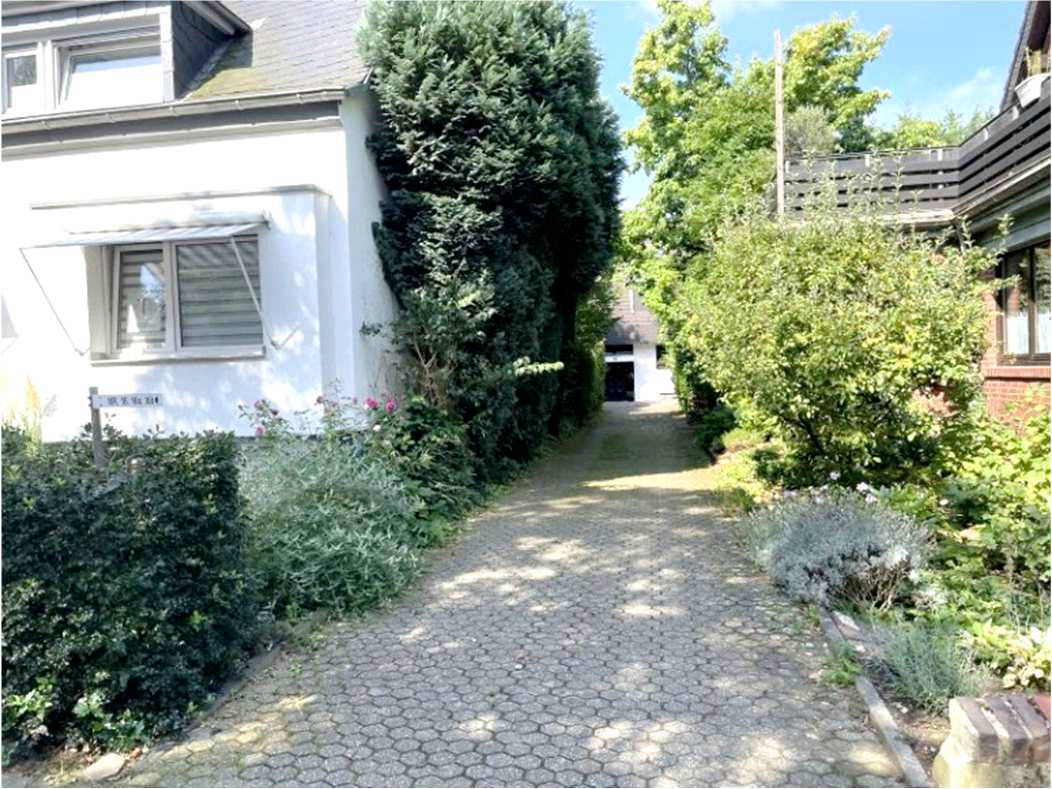 Garage, Eigentumswohnung (3 bis 4 Zimmer), Doppelparker, Wege- und Vorgartenflächen, Wege- und Vorgartenflächen in Ginsterweg 16 b, 50858 Köln, Köln-Junkersdorf - Bild 2