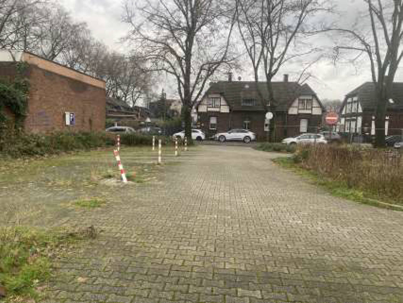 als Brachland genutztes und mit einem ehem. Krankenhausgebäude bebautes Grundstück in Barbarastraße 68, 72; Schroerstraße 2; Ursula-Wölfel-Straße, 47167 Duisburg, Neumühl - Bild 2