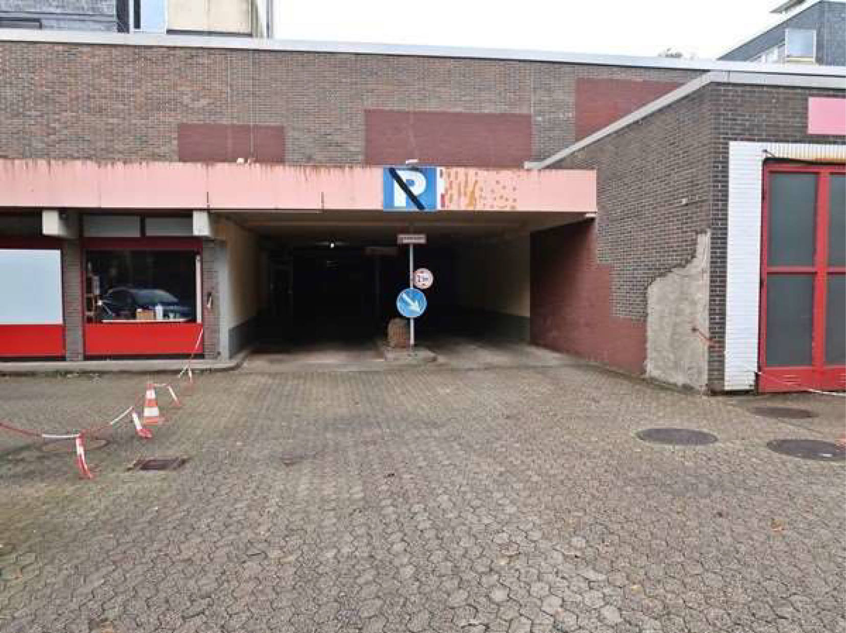 Kfz-Stellplatz in Hans-Böckler-Straße 147, 149, 151, 153, Röttgen 141, 143, 143a, 145, 145a, 147, 149, 151, 153, 153a, 155, 157, 159, 161, 163, 165, 167, 169, 171, 173, 175, 42109 Wuppertal, Elberfeld - Bild 2