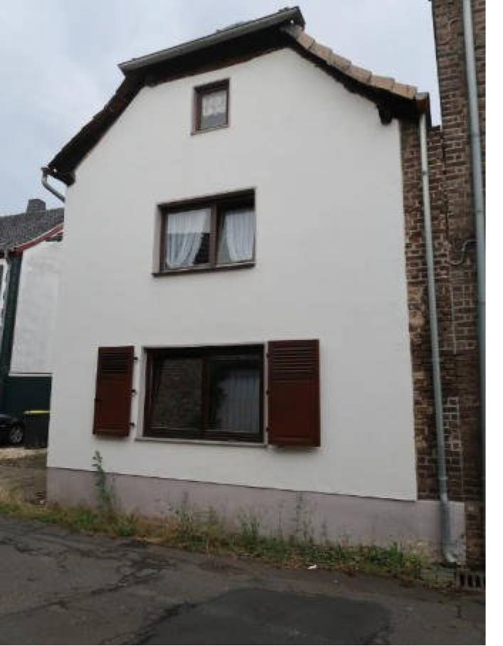 Einfamilienhaus, Es handelt sich um ein übertiefes mit einem teilweise grenzständigen alten Einfamilienhaus und alten Nebengebäuden bebautes Grundstück. Das Wohnhaus ist derzeit nicht bewohnbar. Es liegen in verschiedener Hinsicht Besonderheiten vor. in Kirchstraße 10, 53909 Zülpich, Sinzenich - Bild 3
