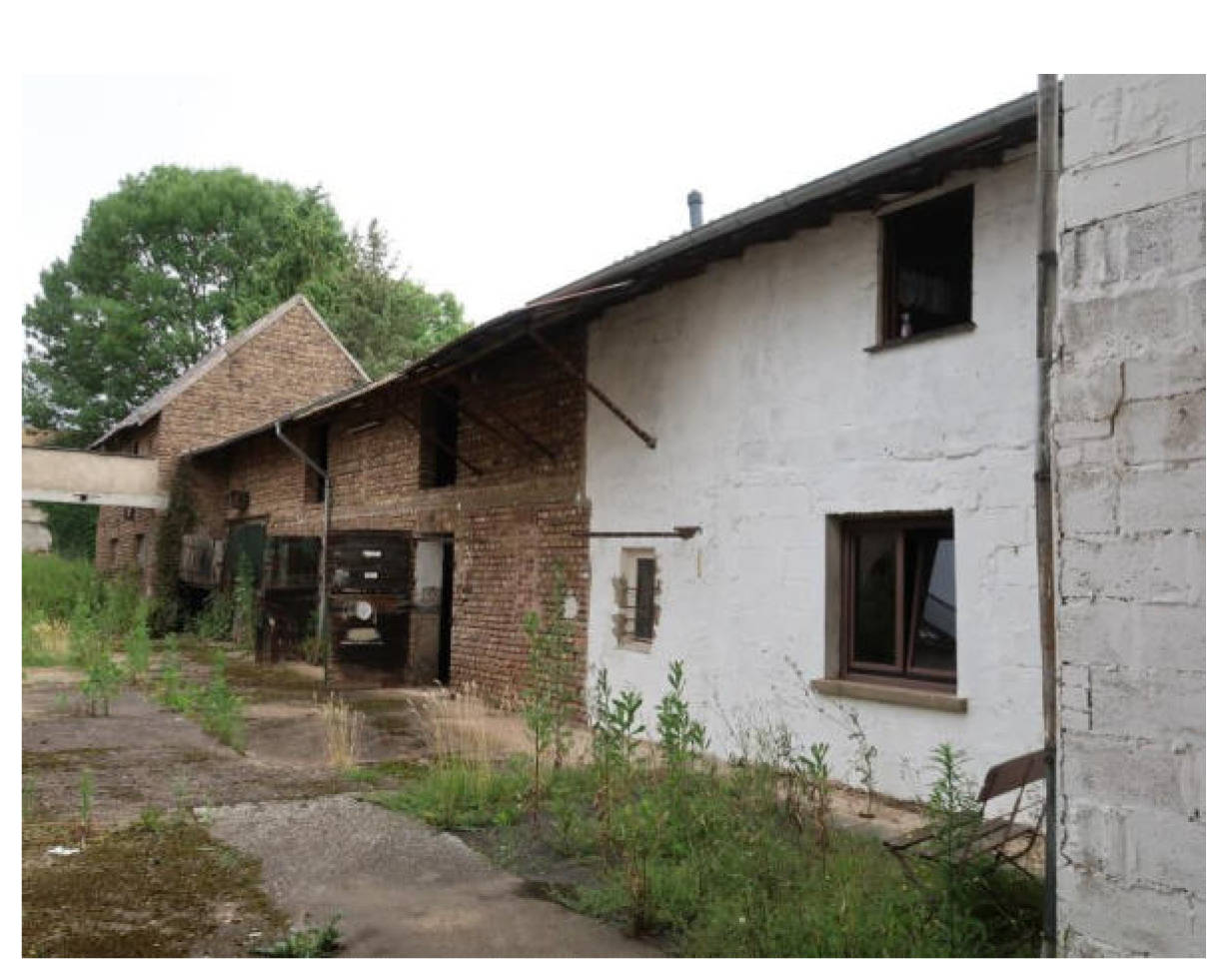 Einfamilienhaus, Es handelt sich um ein übertiefes mit einem teilweise grenzständigen alten Einfamilienhaus und alten Nebengebäuden bebautes Grundstück. Das Wohnhaus ist derzeit nicht bewohnbar. Es liegen in verschiedener Hinsicht Besonderheiten vor. in Kirchstraße 10, 53909 Zülpich, Sinzenich