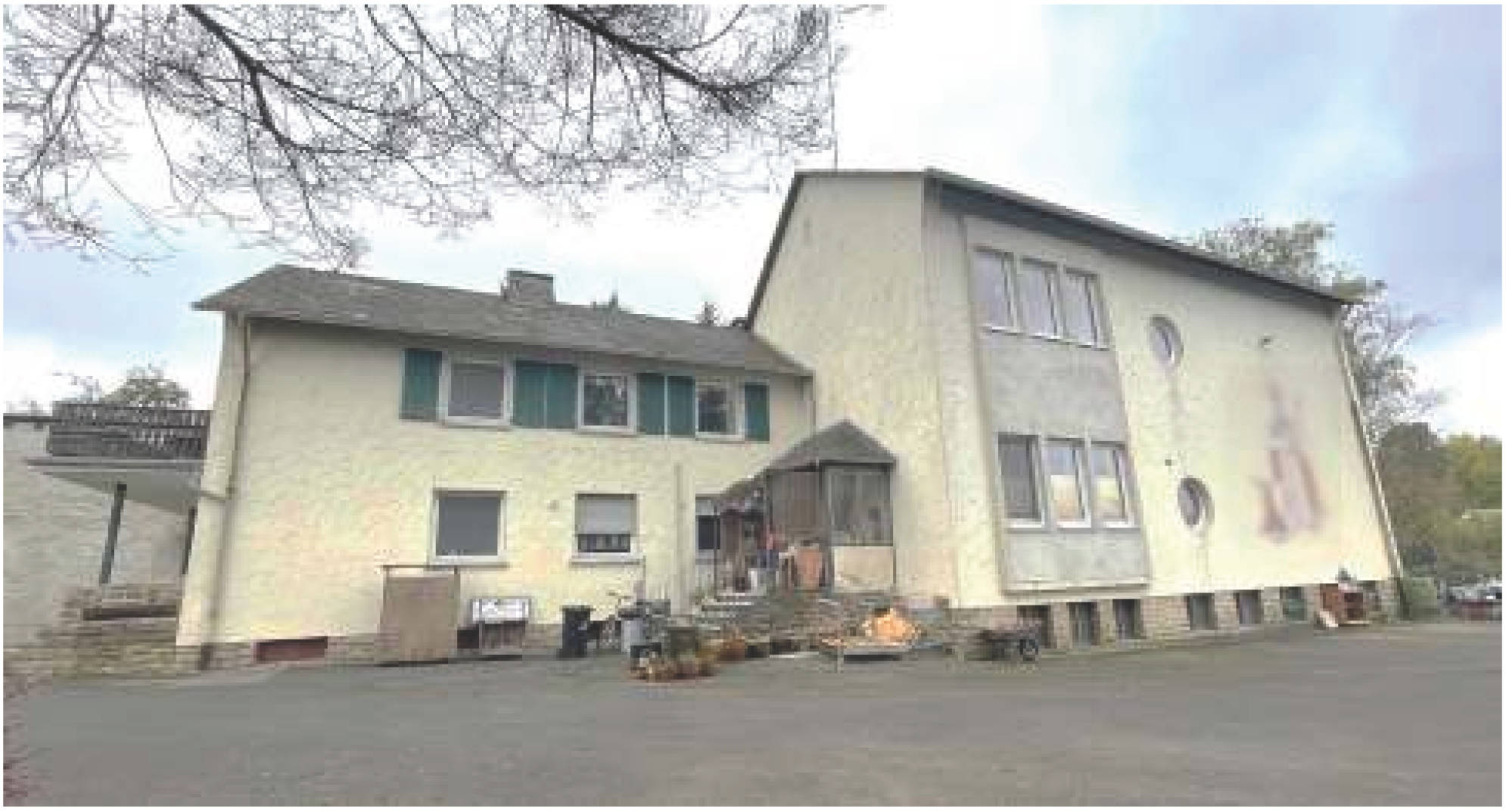 eingeschossiges Wohngebäude und zweigeschossiges ehemaliges Schulgebäude, Garagen in Kornmarktstraße  1, 54636 Biersdorf