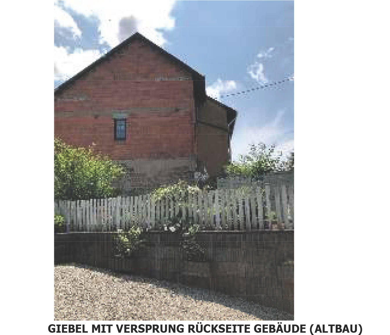 Das Grundstück ist bebaut mit einem einseitig angebauten mehrgeschossigen Wohnhaus in Kurzenbergstraße 103, 66292 Riegelsberg - Bild 2