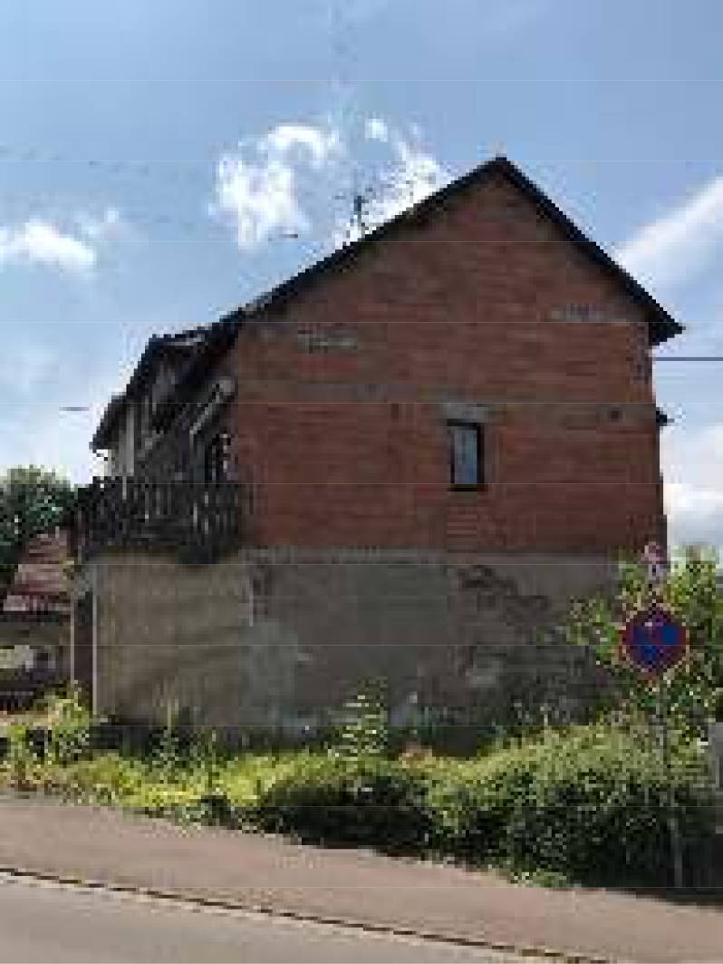 Das Grundstück ist bebaut mit einem einseitig angebauten mehrgeschossigen Wohnhaus in Kurzenbergstraße 103, 66292 Riegelsberg - Bild 4