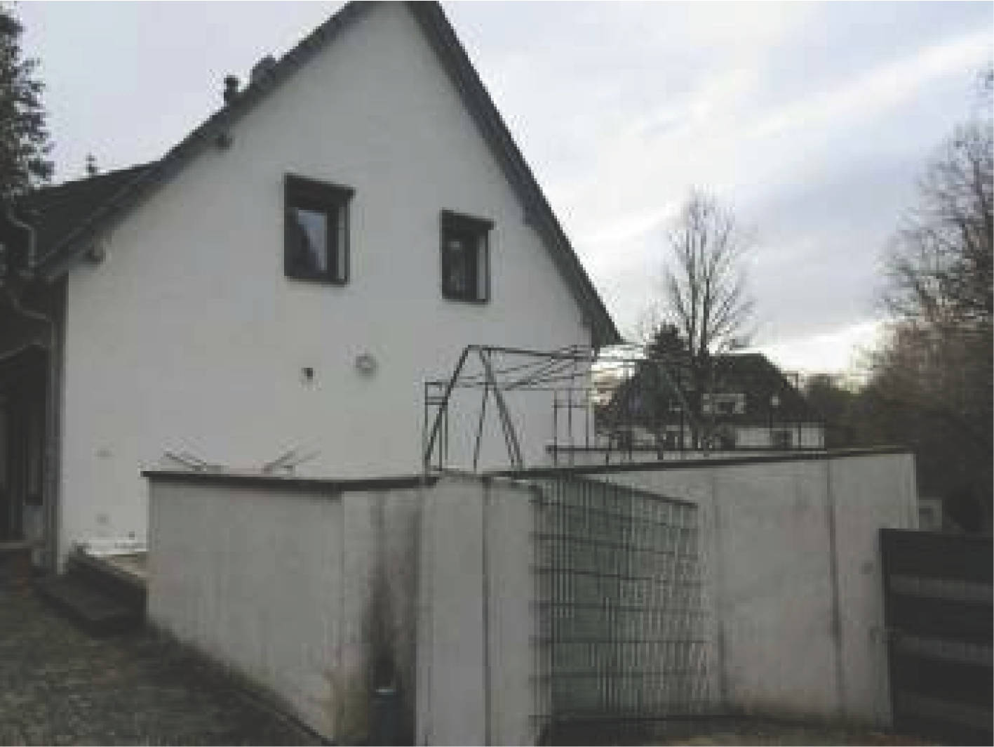 Eingeschossiges, voll unterkellertes Einfamilienhaus mit ausgebautem  Dachgeschoss nebst Garage in Brebacher Straße 122, 66123 Saarbrücken - Bild 3