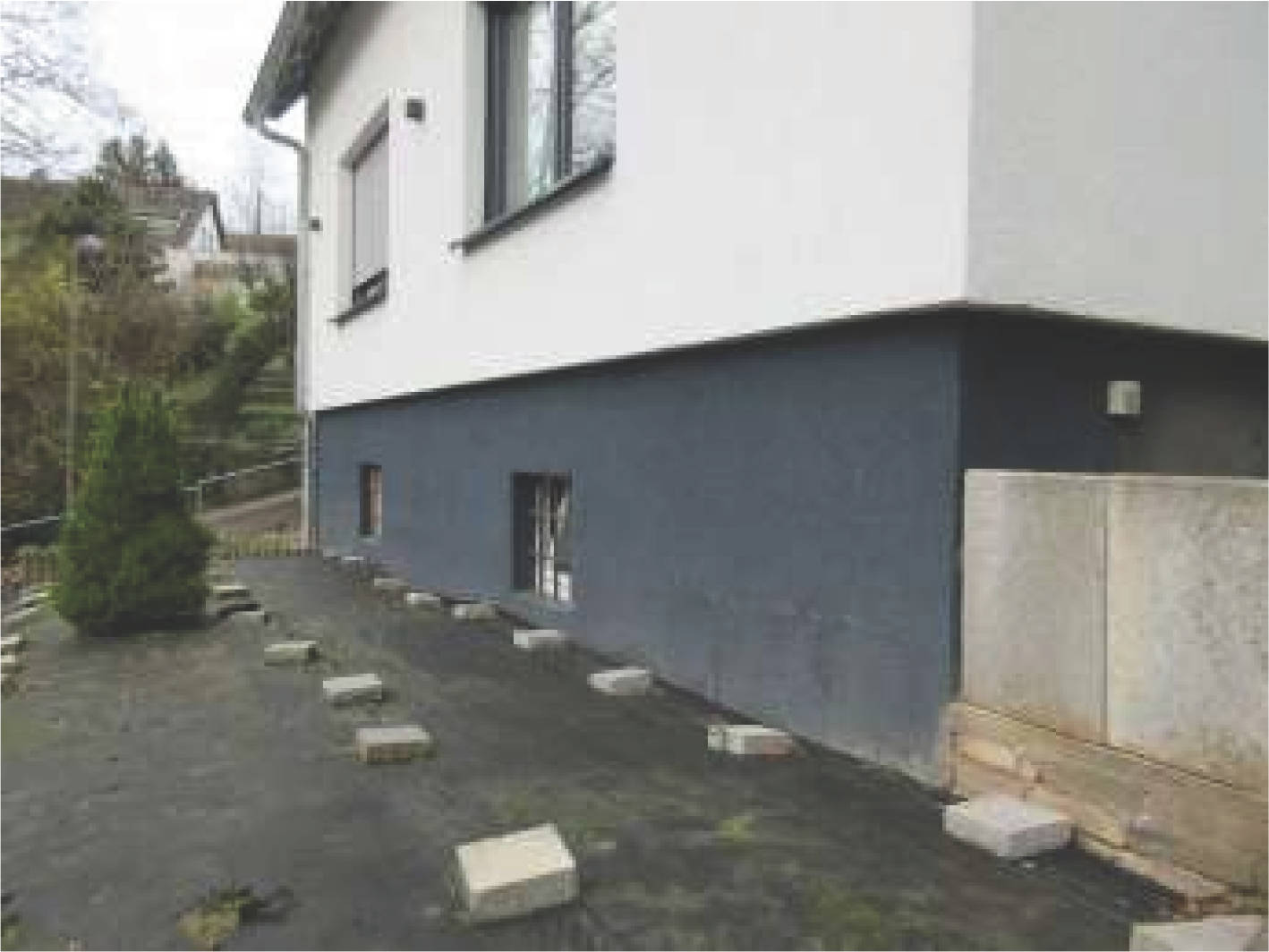 Eingeschossiges, voll unterkellertes Einfamilienhaus mit ausgebautem  Dachgeschoss nebst Garage in Brebacher Straße 122, 66123 Saarbrücken - Bild 2